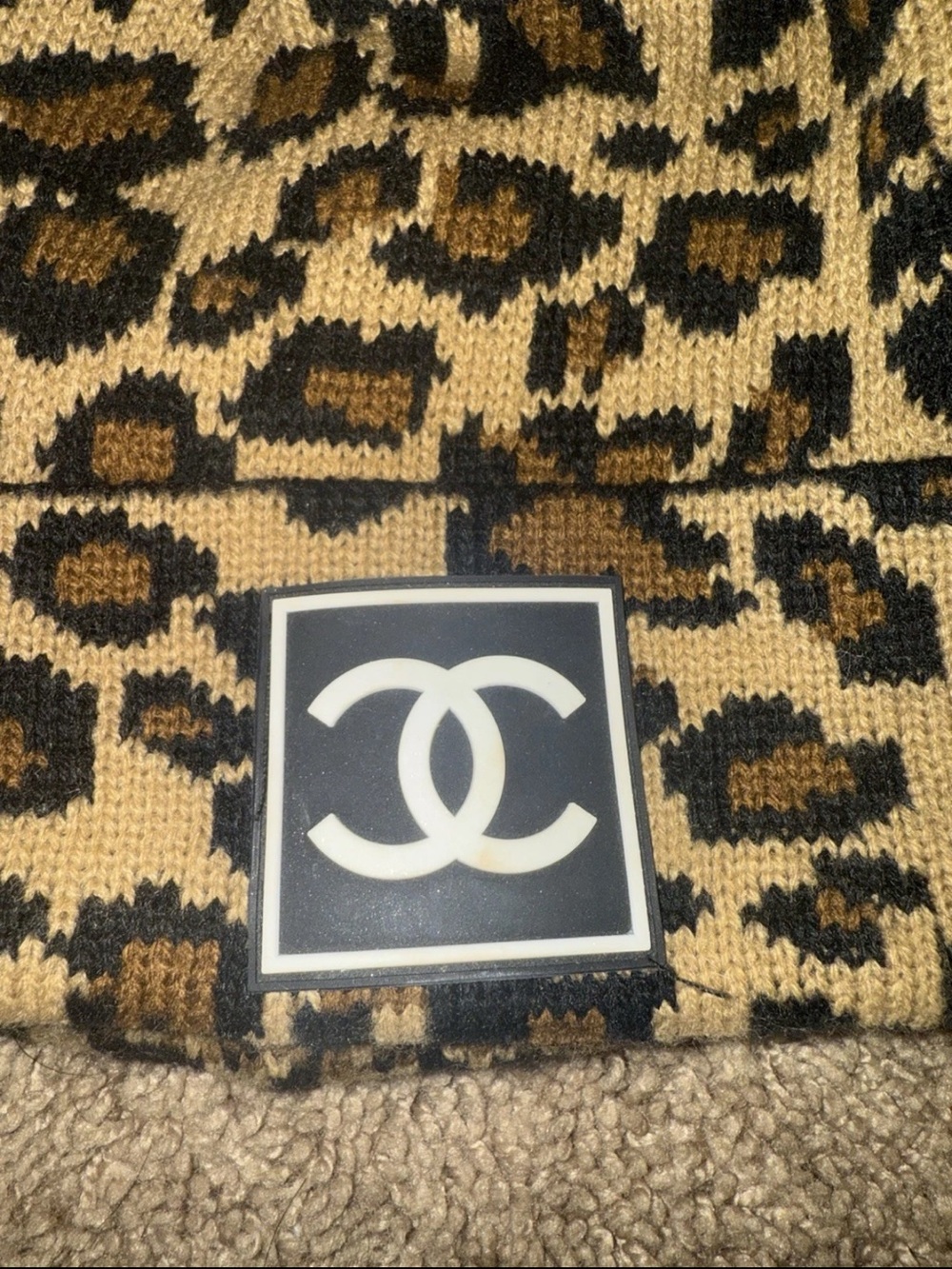 Leopard Print Pom-Pom Beanie with CC (Chanel) Logo Patch - Picture 4 of 4